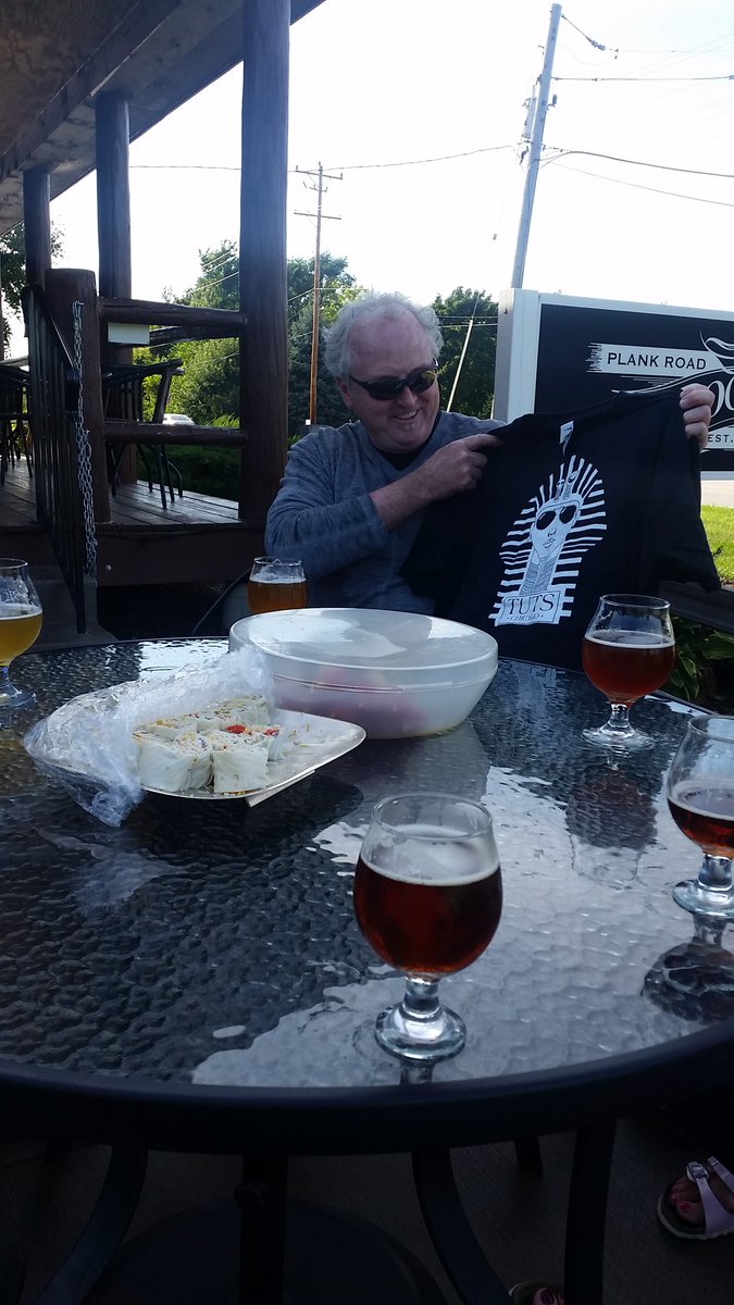 aromanchina's tweet photo. Great bday w @Tongo5000 @NoraJeanT @TongePoint0 cheers #not60 https://t.co/027b4L5Nd4