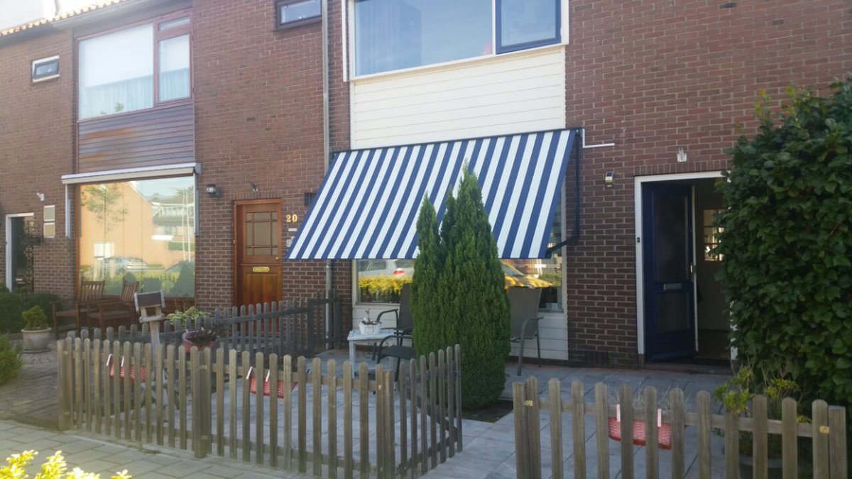 Uitvalscherm gemonteerd met frame in een blauwe RAL kleur. 185 kleuren standaard bij Ambiance! Sfeertje hè? Nee.....