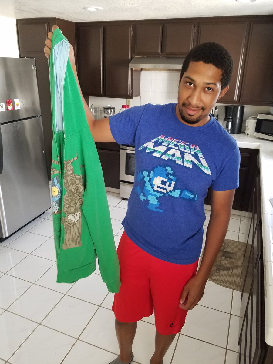 LarryLurr's tweet photo. @AllyOrNotAlly I have the hoodie you wore when you won GOML and EVO. For $10,000 I will return it to you unharmed https://t.co/SflTQhBiZ1