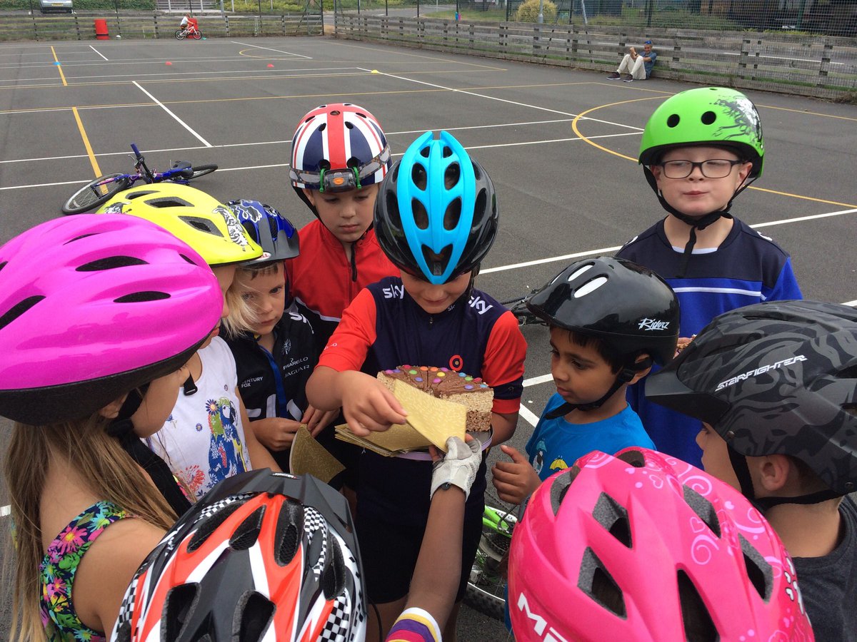 CharnwoodCycle's tweet photo. @BCcoaches #CharnwoodCycle tonight covering an essential cycling skill......cake!!! #performanceenhancing .... https://t.co/qskuVmMEPG