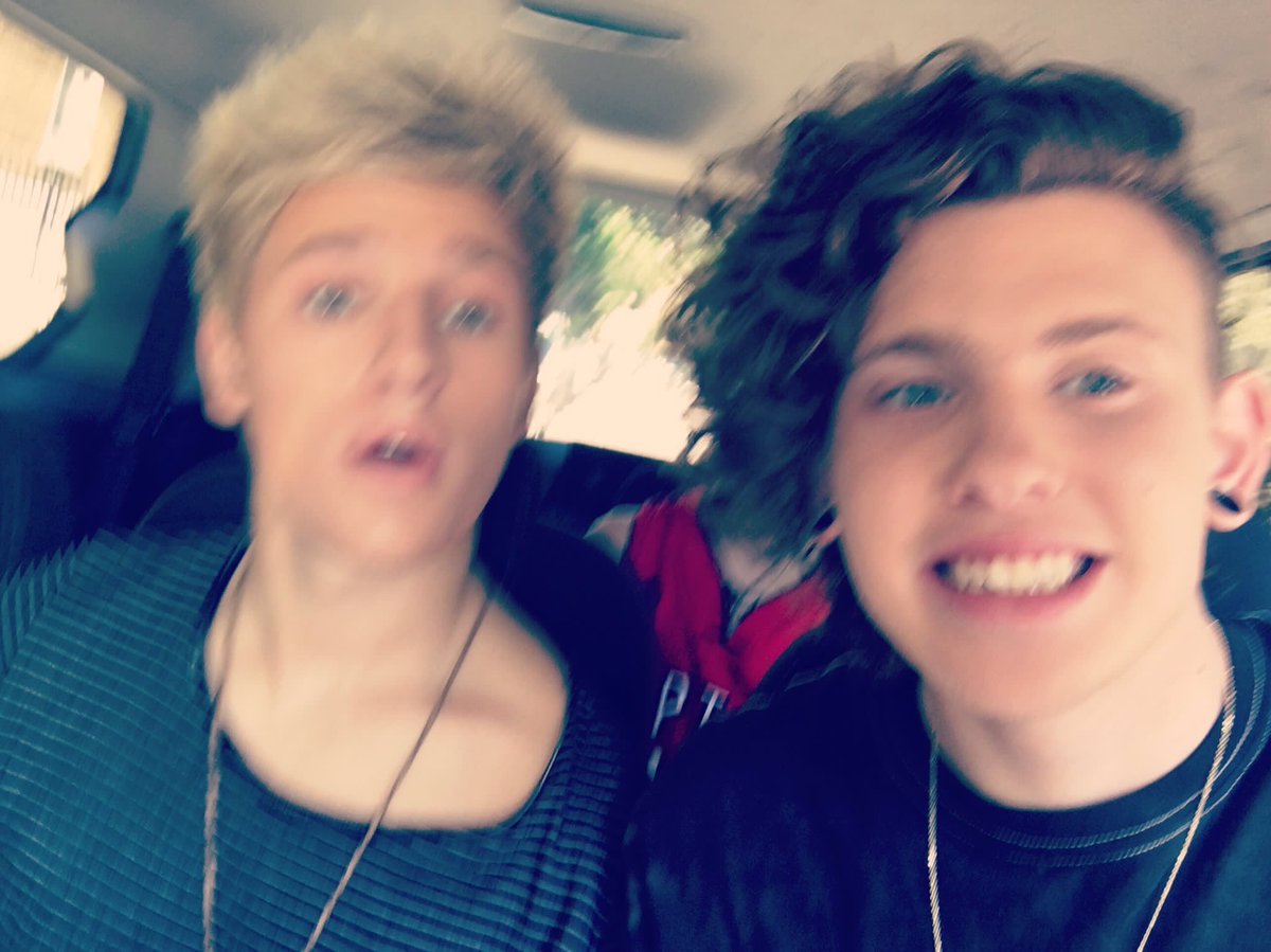 moonyslight_'s tweet image. ✧ *•Your smile is the most pretty thing in the world . @TheTideLevi  • * ✧