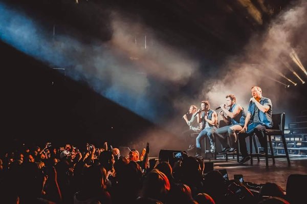 98official's tweet photo. Last night was beautiful in SLC! Now off to LA for tomorrows show 🌴 #My2kTour 📸: https://t.co/YxIrVHQ8ny https://t.co/dG5BJA1nUR