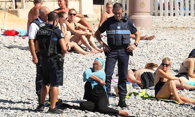 jassemi's tweet photo. @CNN #beach day out !!! First one #Washingtone 1922 , ,and Second one #France 2016 https://t.co/HWY6JmPDVn