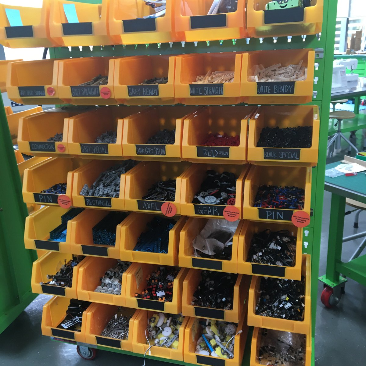 tieandjeans's tweet image. #makerslowchat #makeredau Here’s an example of our physical computing unit, front &amp;amp; back. 50 mCore, Lego, charging.