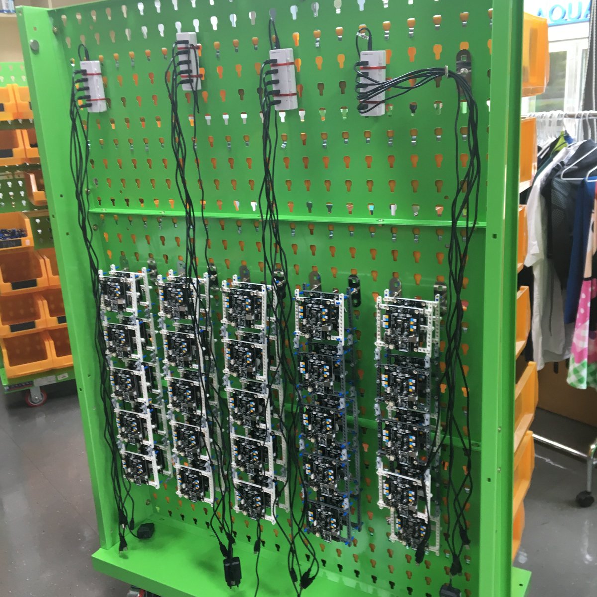 tieandjeans's tweet image. #makerslowchat #makeredau Here’s an example of our physical computing unit, front &amp;amp; back. 50 mCore, Lego, charging.