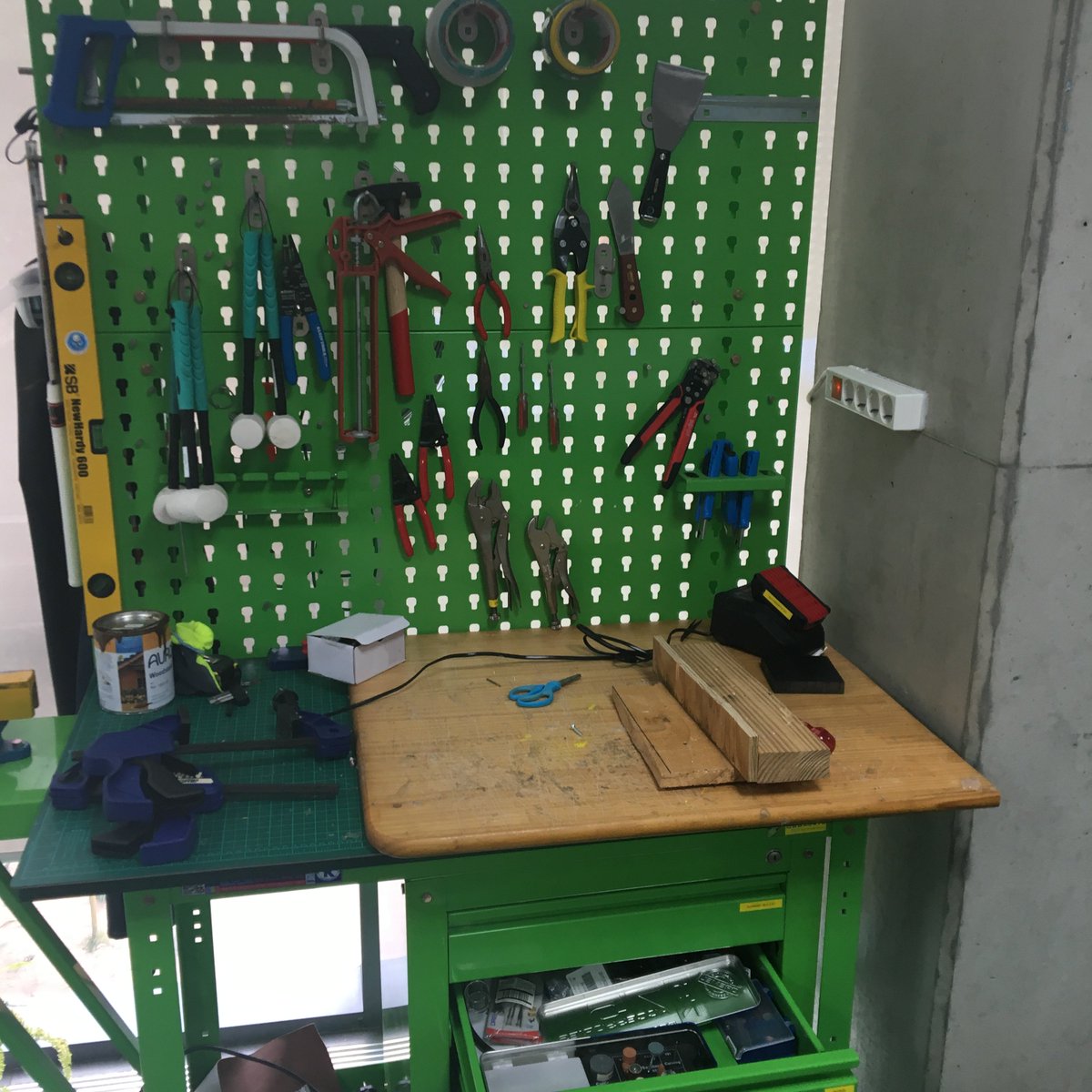 tieandjeans's tweet image. #makerslowchat #makeredau Soldering cart/table and wood/handbooks cart. These travel less, but are still mobile.