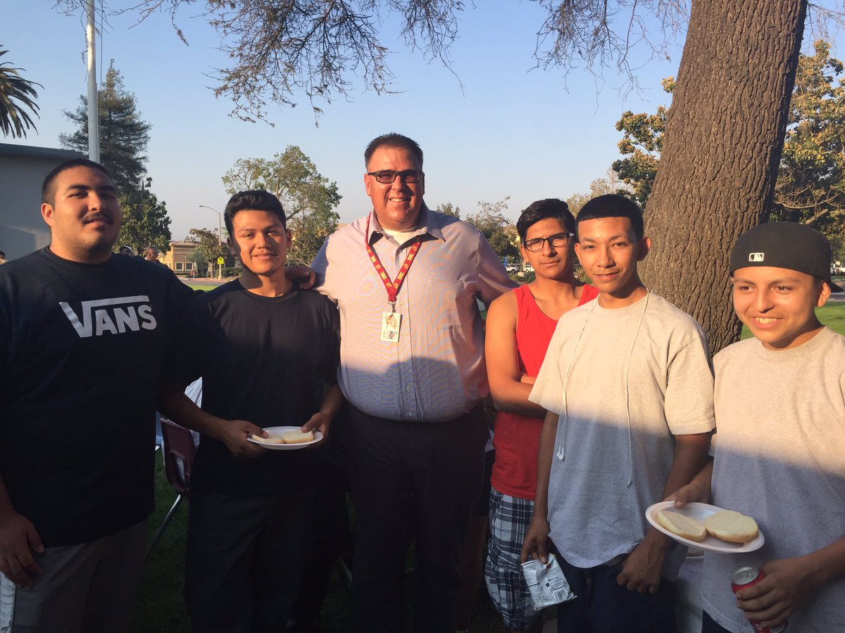 OrangeGroveHigh's tweet photo. A great welcome back @ our back to school night BBQ with our fantastic new principal Kenny Torres  @OGHSPrincipal https://t.co/XU4xlDVaSG