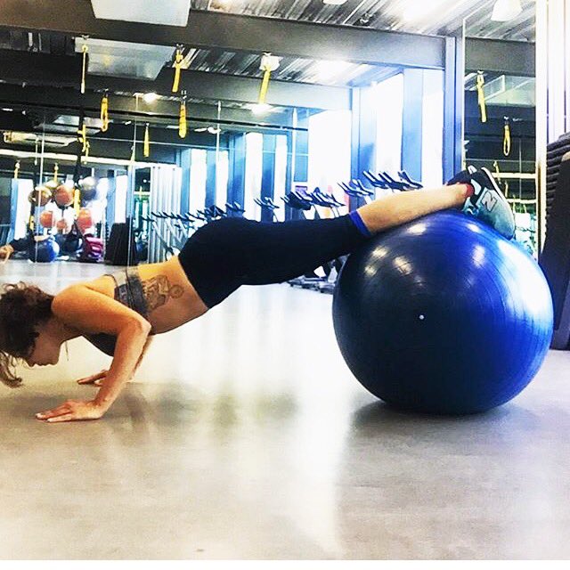 Exercise tip with PT <a href="/aleorefice/">Alessandra Orefice</a> 
Push-ups with legs on the Swiss ball. #fitness #fitfam #teamstars