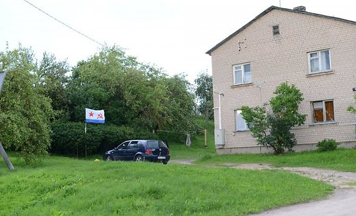 DelfiLV's tweet photo. Sašutusi lasītāja: Kombuļos mājas pagalmā plīvo PSRS Jūras kara flotes karogs https://t.co/Q7kiTBrsqF https://t.co/AFId5C9bm9