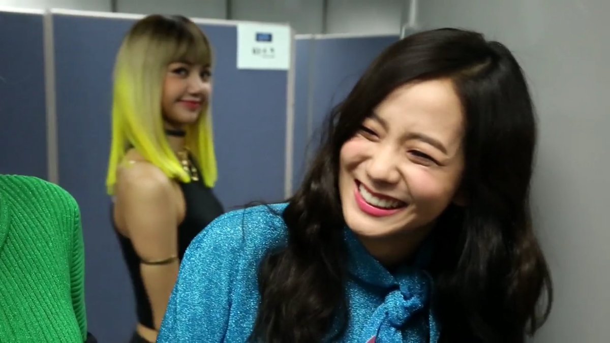 ppaben_boy's tweet photo. ลิซ่าโอปป้า หนูเป็นตำแหน่งภัยสังคมของวงหรอลูก😂😂😂😂😂😂 #BLACKPINKTV #BLACKPINK https://t.co/bCE9ZGwr4w