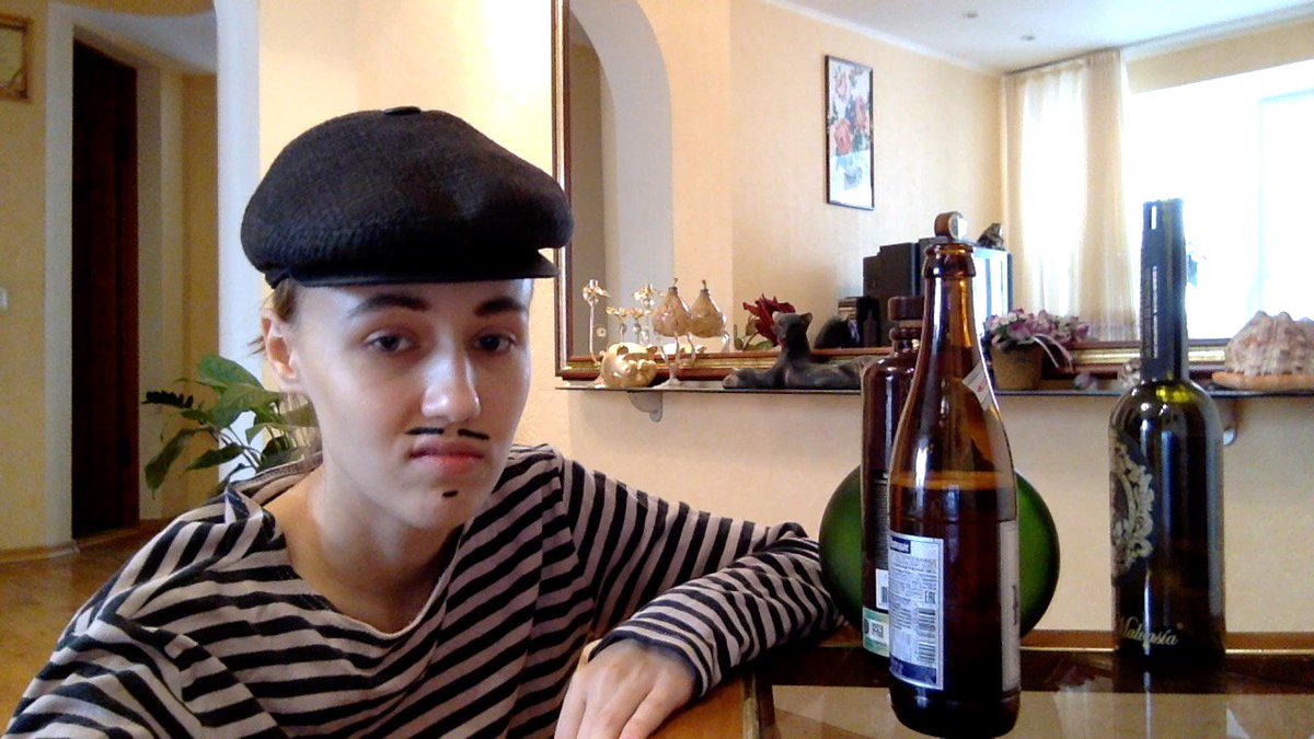 CatherineVlog's tweet image. Drinking at work??? Outrageous. #youtubersproblems #youtube #parody