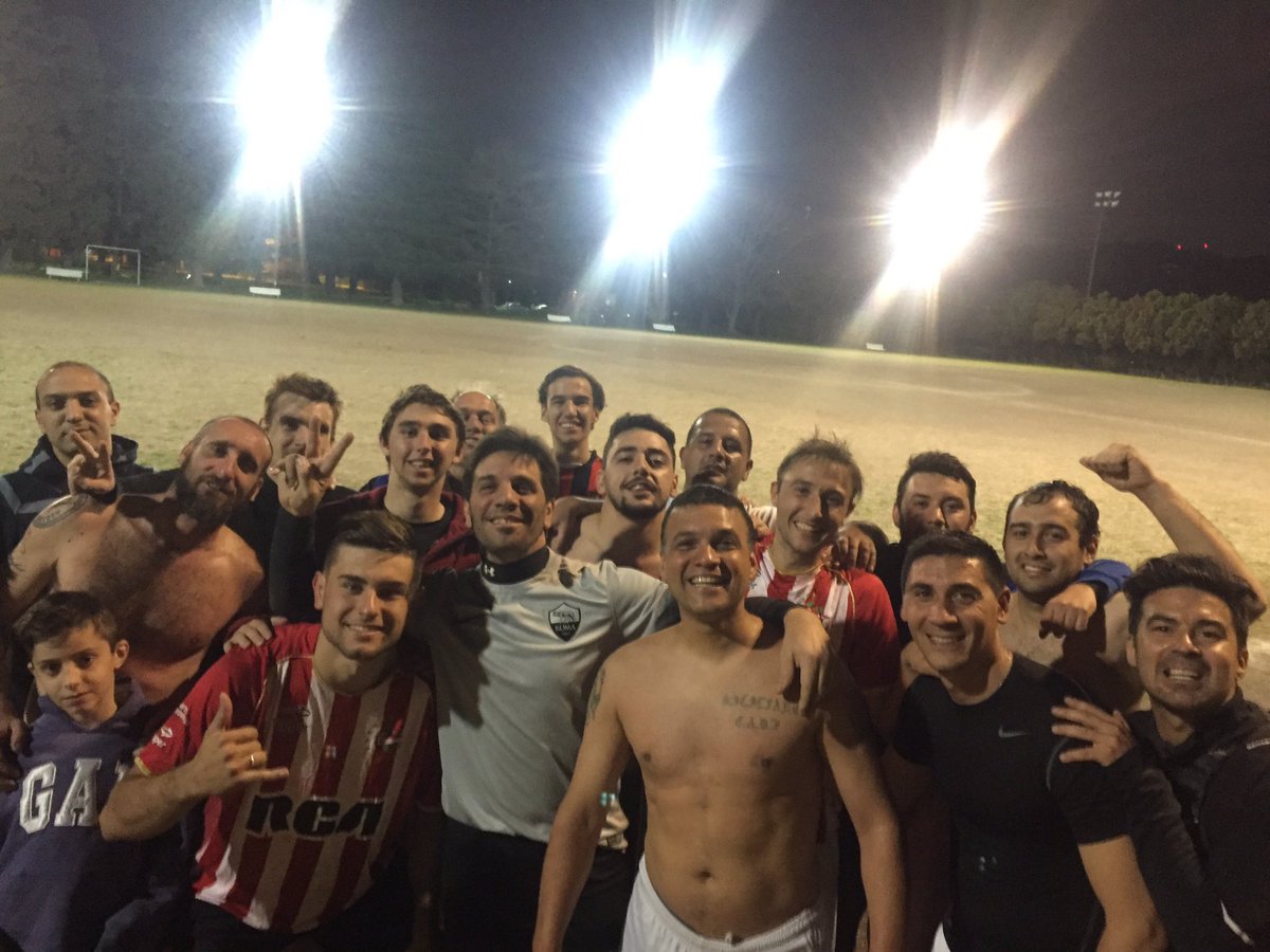 Gran triunfo de <a href="/Resto_UBA/">Resto del Mundo UBA</a> contra el tricampeon <a href="/AzurraFC/">Azurra FC</a> 3-2 dándolo vuelta con 10 jugadores #MuchoHuevo