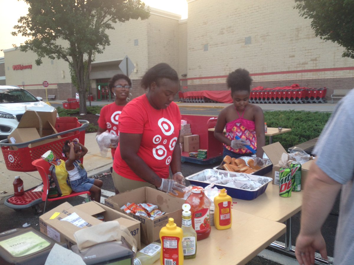 ElizabethD513's tweet photo. #NationalNightOut #NationalNightOut2016 #Target #Community #Overduepost #106.1 #Chiointhemorning https://t.co/jnbX819dfI