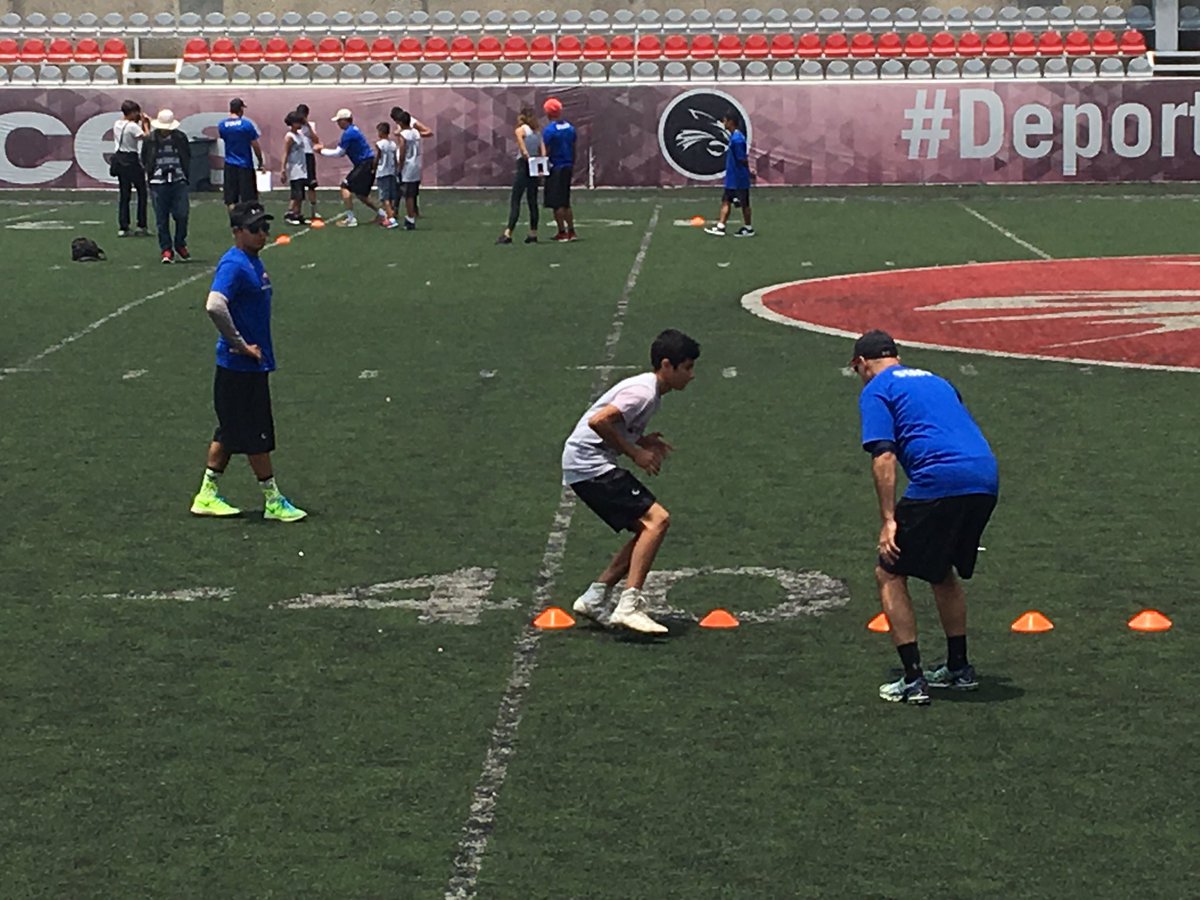 CarlosRosadoV's tweet photo. "El trabajo duro vence al talento cuando el talento no trabaja duro" #CRFootballCamps #WRCamp #CR83 https://t.co/Bq8XNJu1PM