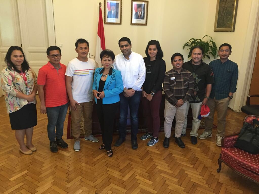 Tim <a href="/MD_Pictures/">MD</a> dan <a href="/HanungBramantyo/">Hanung Bramantyo</a> mendapat sambutan hangat dari ibu Wening Esthyprobo selaku KBRI untuk Hongaria