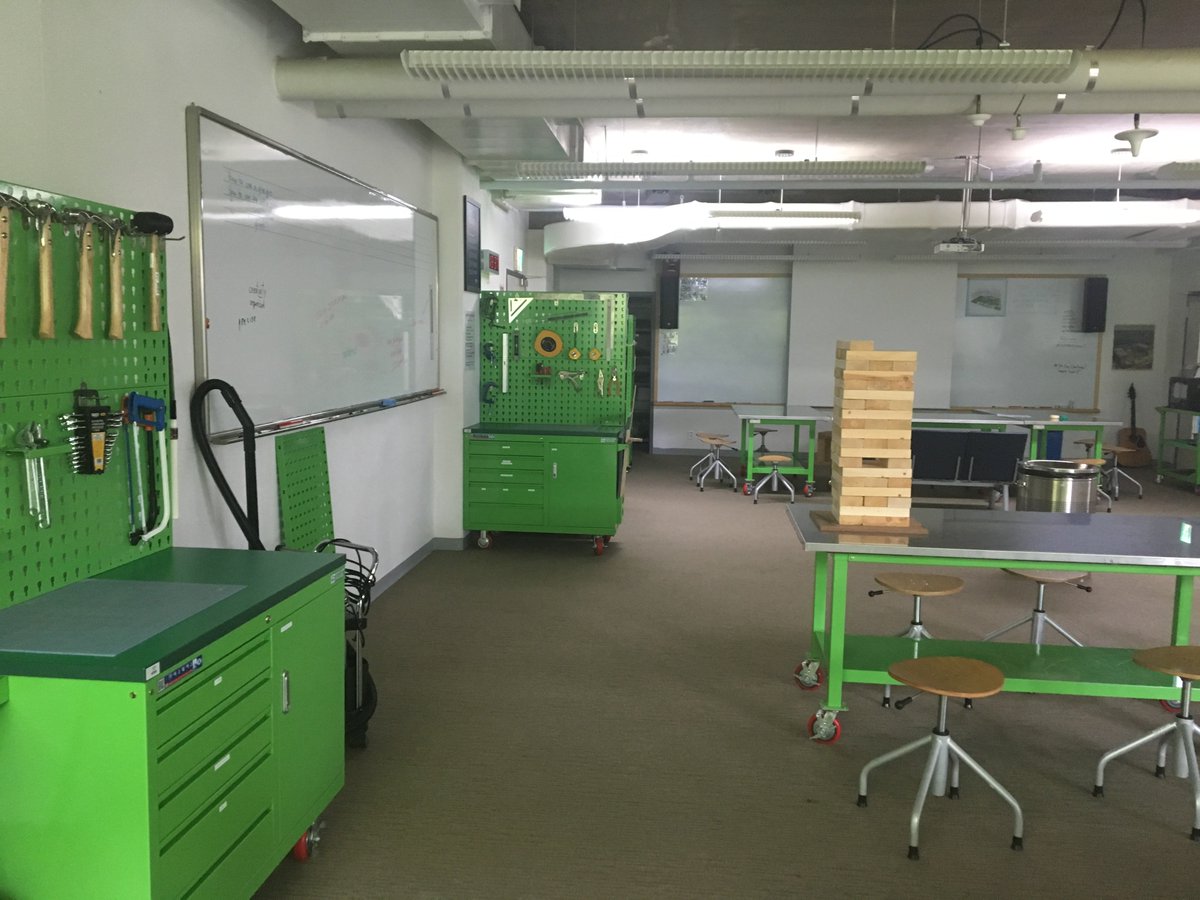 tieandjeans's tweet image. #makerslowchat #makeredau the middle/upper school design space. Again, stuff is mobile to maximize flexible space.