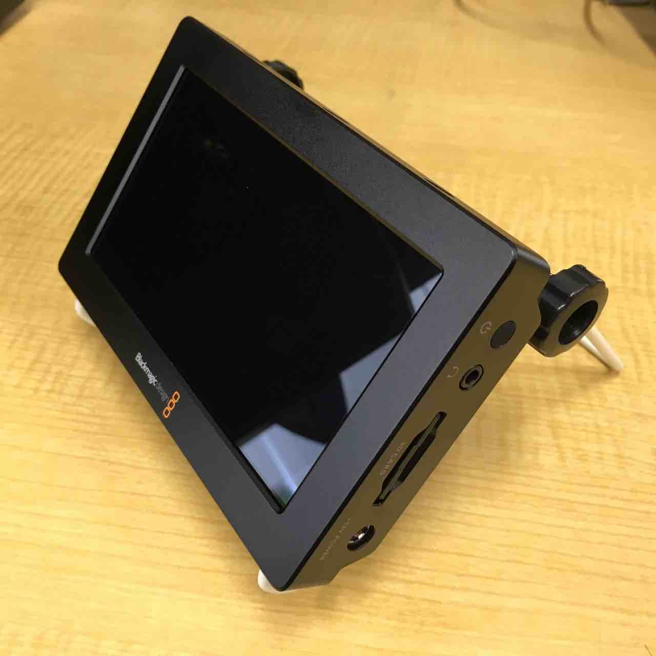 大上 渉 Twitterissa Blackmagic Video Assist には ダイソーのタブレットpc用スタンドがベストフィット 好きな角度に調整できて 背面の冷却ファンの邪魔もしない 何より108円 T Co Bkbysoi5ct Twitter