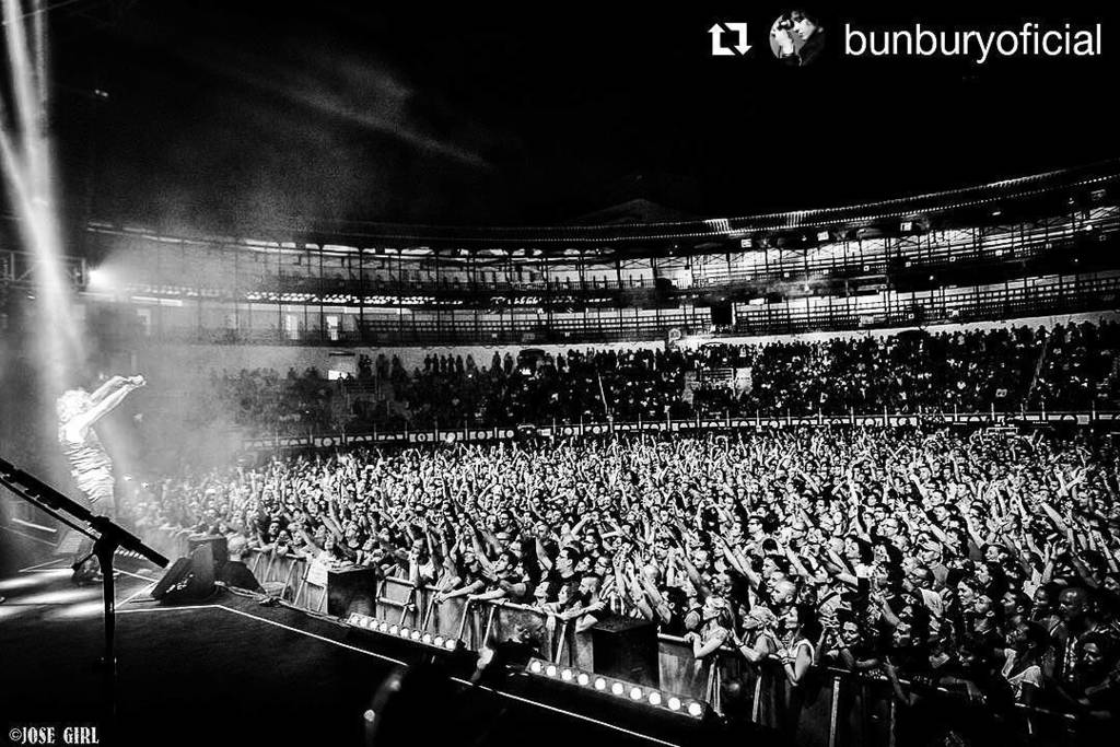 goroji's tweet photo. #Repost @bunburyoficial with Increíble la respuesta de Málaga esta noche!!!
Bunbury #Mutac… https://t.co/1JZ5UaIsqz https://t.co/U4zPPuWzr9