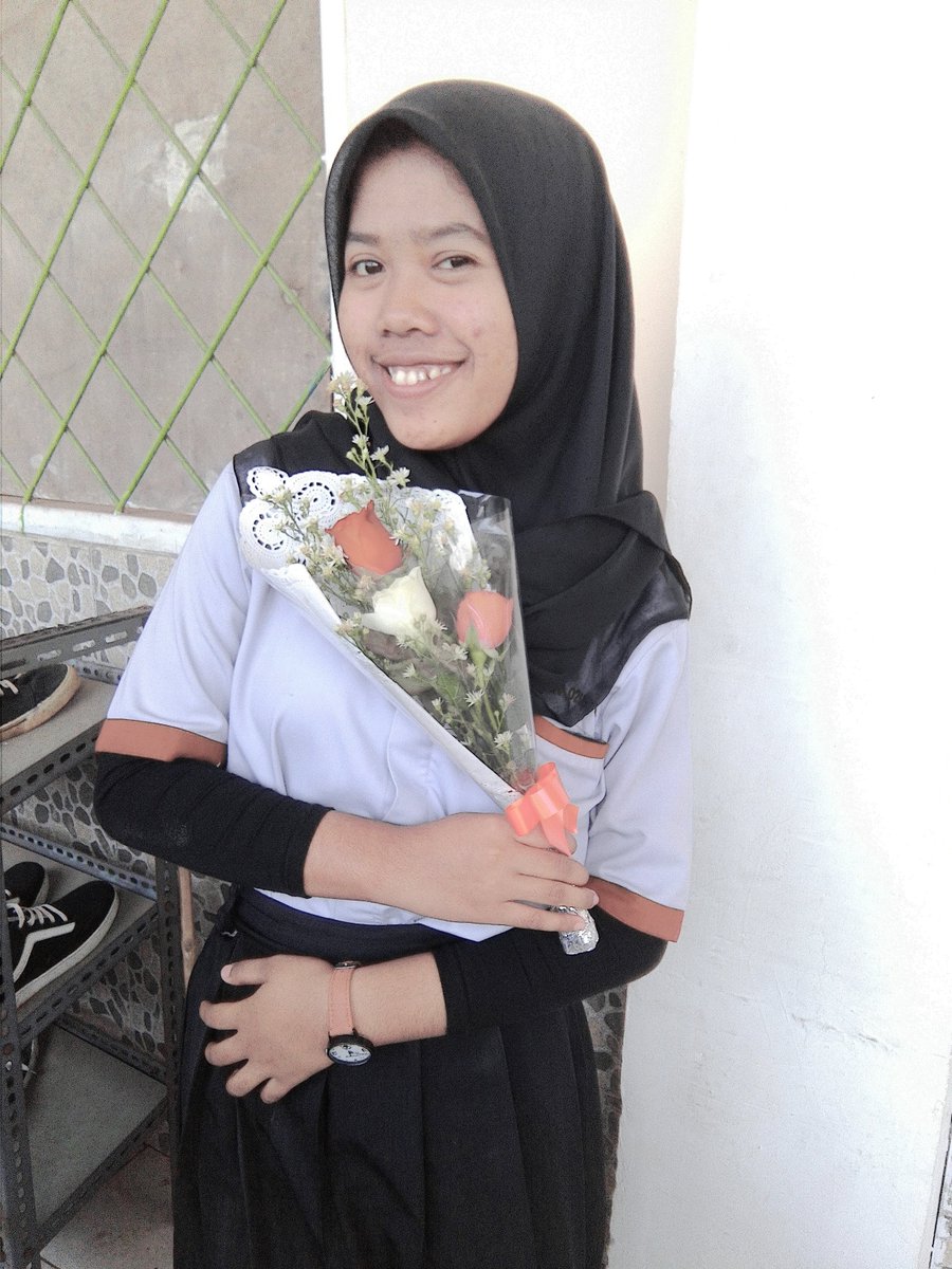yunitaklara2's tweet photo. narsis pake bunga orang :D https://t.co/77JxdGlU9s