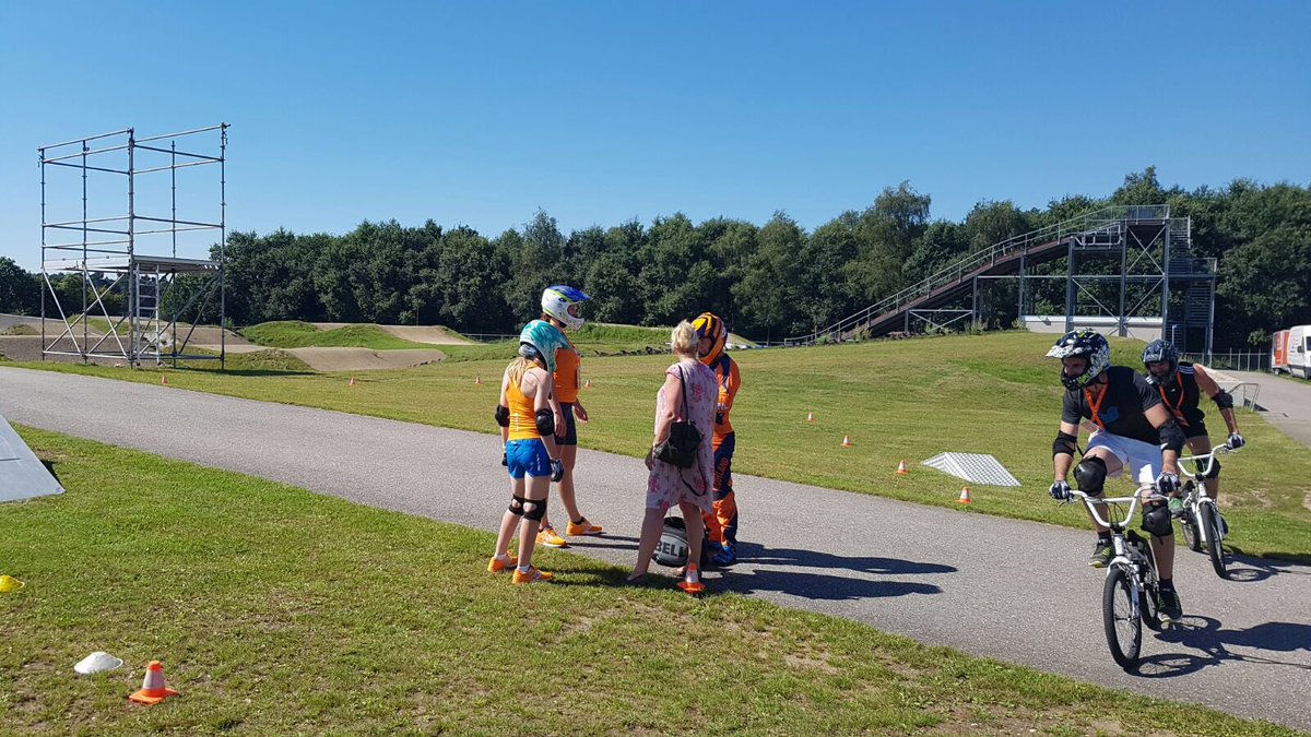 TeamNLtweets's tweet photo. De Golden Clinic is in volle gang! Onze #TeamNL medaillewinnaars geven clinics aan onze partners! #OpPapendal https://t.co/kGSjPLUKw5