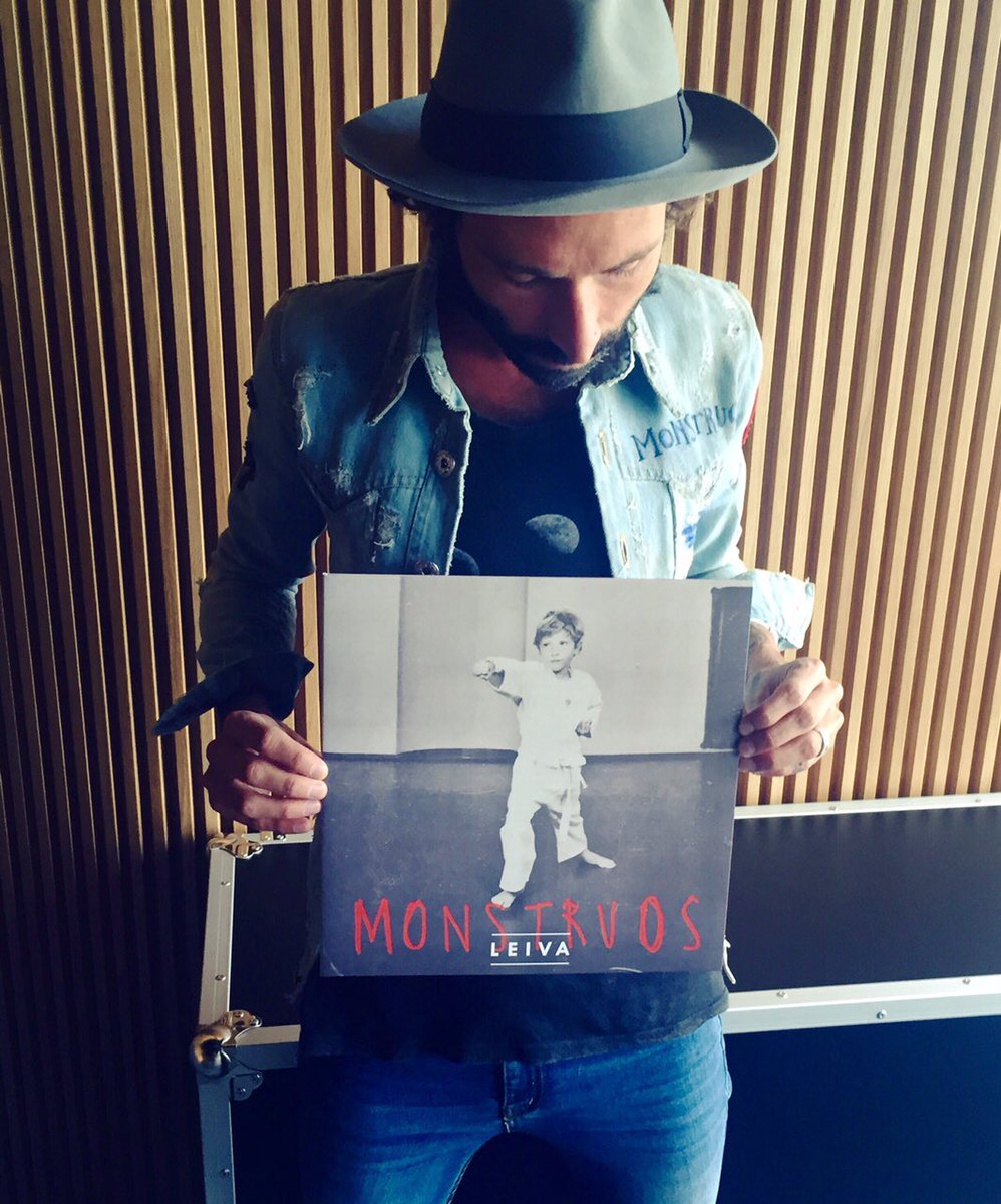 Vuelvo a ser el chiquillo de la portada. Profunda emoción.
#Monstruos. L