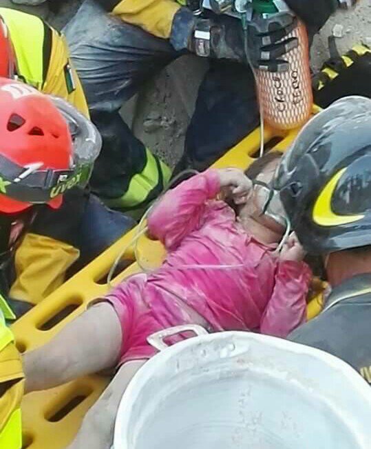 angelomangiante's tweet photo. Un cuore grande, l'impegno di chi anche oggi scaverà tutto il giorno per salvare altre vite umane. #PrayingForItaly https://t.co/g5GfvF0uUy