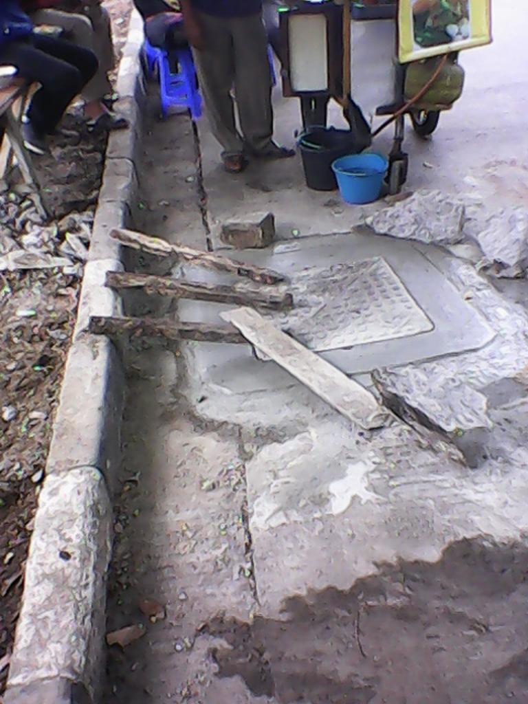 jongeduar's tweet photo. trima kasih saluran air kotor yg terletak di depan smk targan pah sudah baik @PRFMnews @kec_cibkidul @ridwankamil https://t.co/YZSCTgrnWS