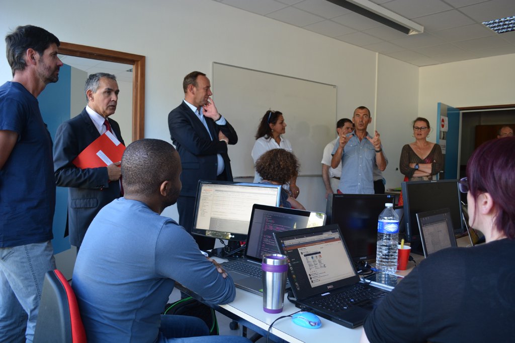 Prefet56's tweet photo. .@prefet56 et @davidrobo56 à [grande école du numérique] #vannes 18 élèves formés @Kercode56 https://t.co/YLuluuXmH1 https://t.co/F2qqv3Rns2