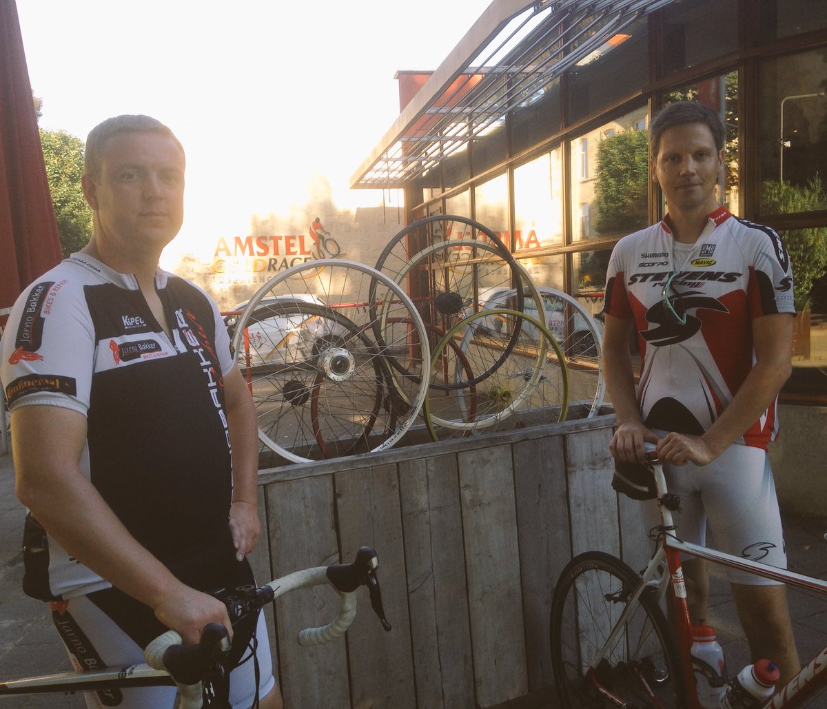 FietscafeVburg's tweet photo. Mark en Karel zijn klaar voor #lus3 #GenoegDrinken #HeldenVanHetHeuvelland https://t.co/gZCPMj9heL
