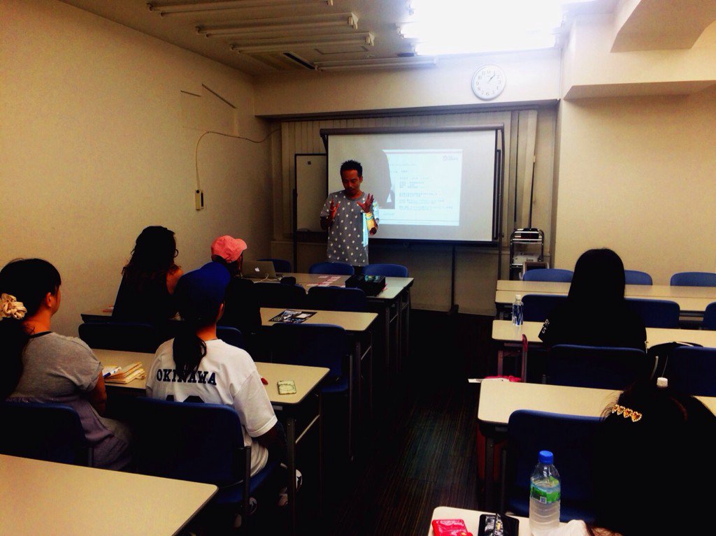 bleachan's tweet photo. 📺ナカイの窓 でお馴染みの斉藤恵一先生が本日のオープンスクールの先生をやってくださったわ。💋✨
今日参加した子はきっと夢が叶うわね。🎵
涙を流す子が続出する素敵な授業が受けられるのは、BLEA(ブレア)学園のオープンスクールだけ♥️ https://t.co/5HyWnnQ9wp