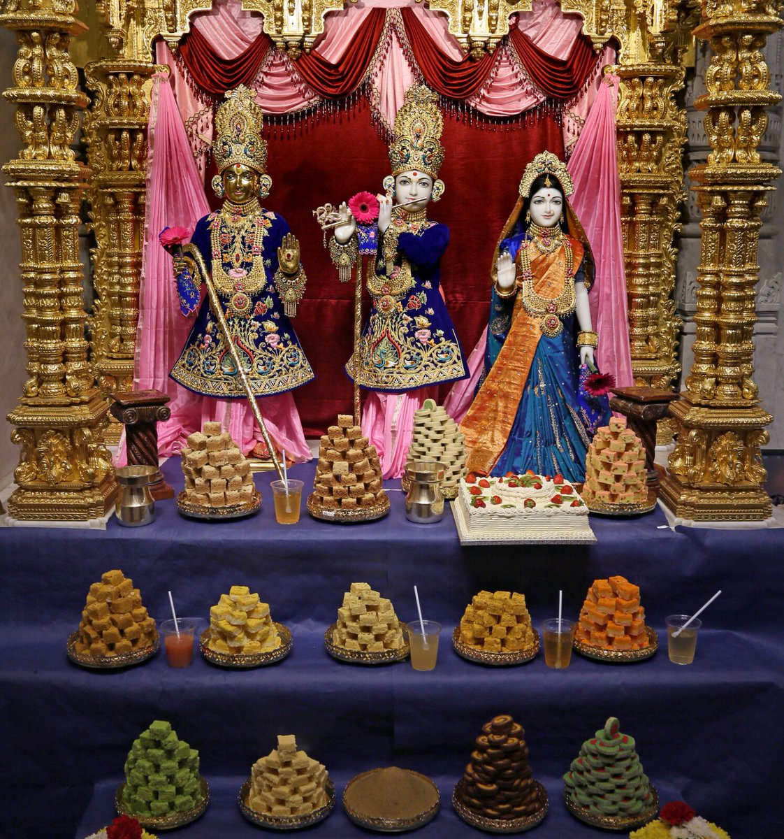 NeasdenTemple's tweet photo. Happy #Krishna #Janmashtami 
https://t.co/UU4PI7QNQC https://t.co/gJYpCQJ5bf