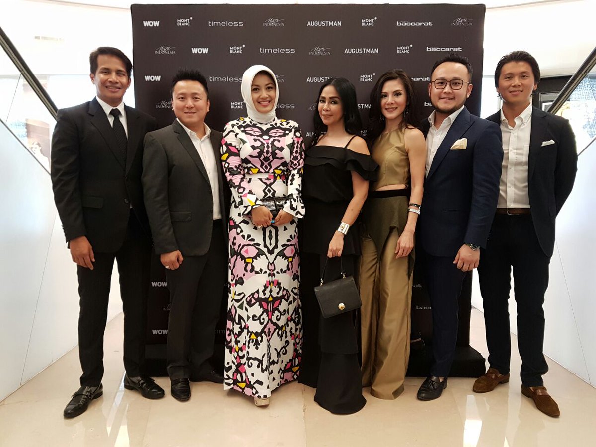AugustMan_ID's tweet photo. Our managing editor with hosts at Timeless Journey cocktail party last night https://t.co/Ny6yDgcMRh