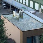 家の室外機から大量に水が放出されているという現象...世界の終わりか？!