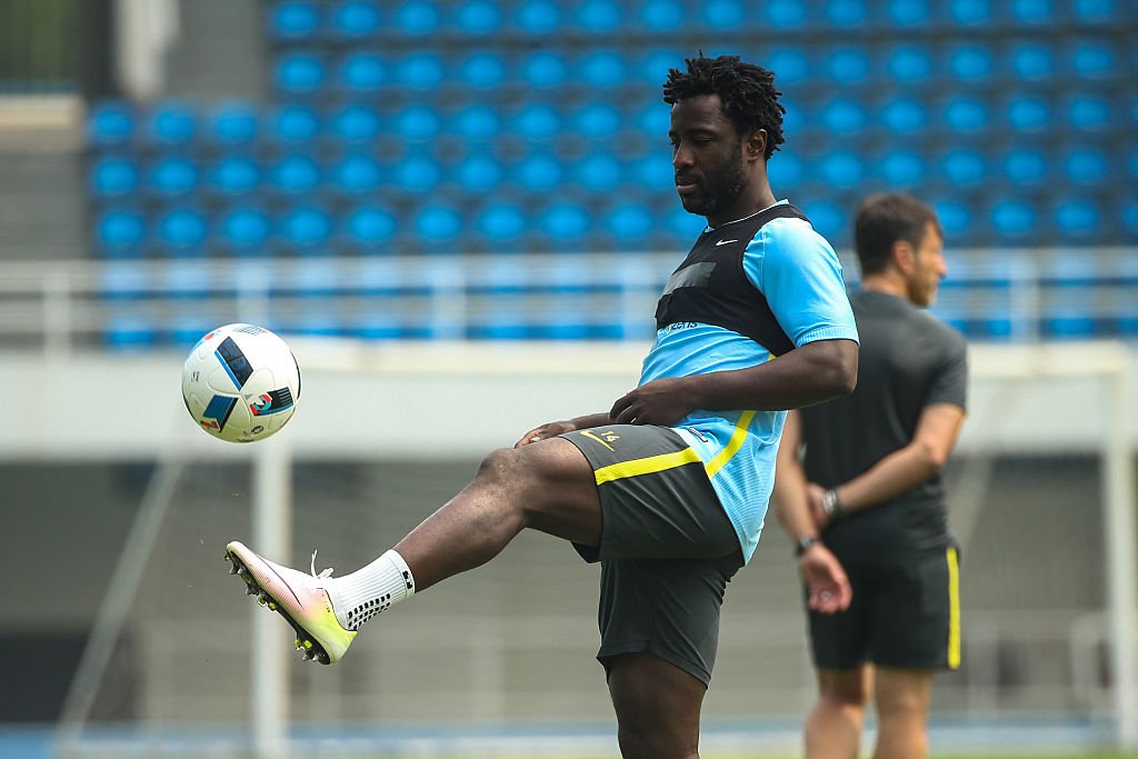 sports_gossips's tweet photo. Slaven Bilic says he won't 'beg' anyone to join.but he is interested in Wilfried Bony #FreshNewsTopics #TransferNews https://t.co/IqxuC6TrSk