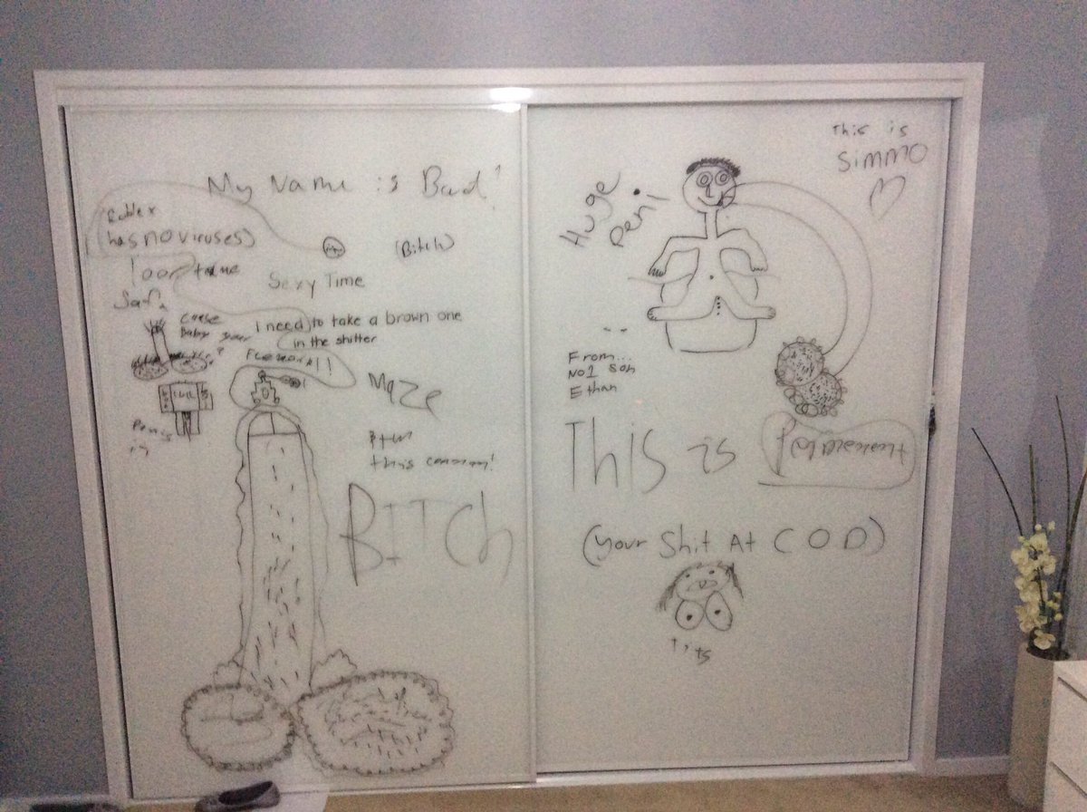 ROBXPlayer's tweet photo. Drew this on the wardrobe and waiting for my dad to see it 😆😆😆
#Mad_Much https://t.co/7hrlbmfaYJ