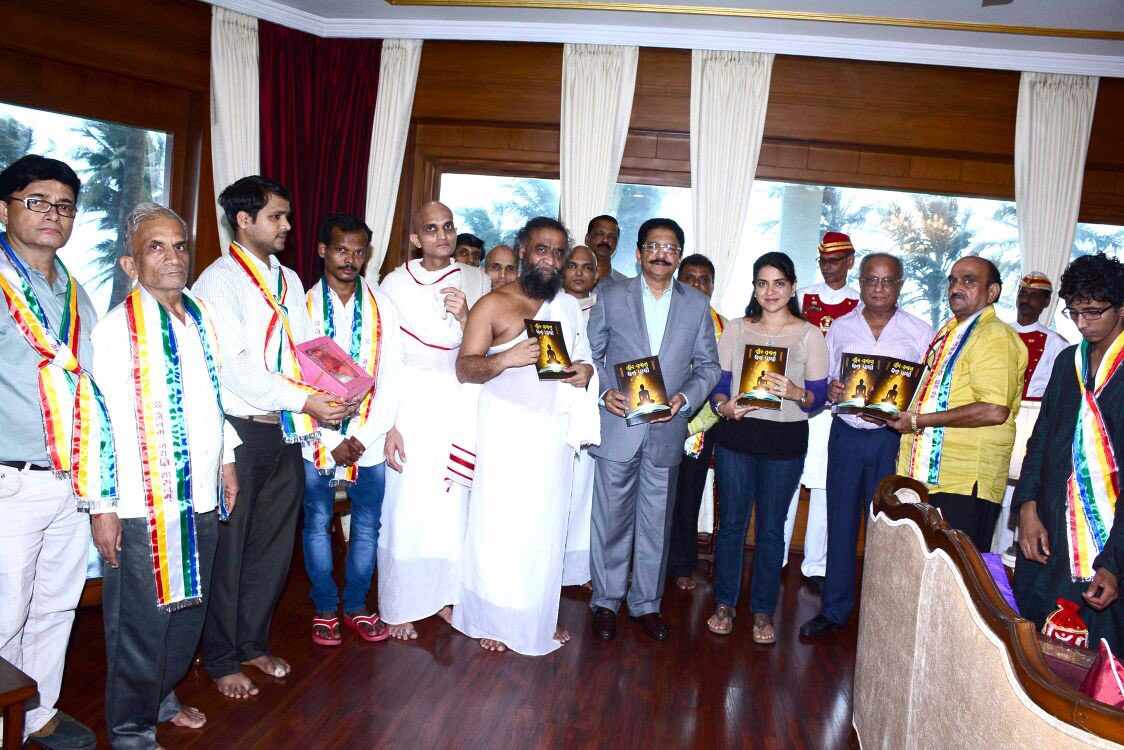 ShainaNC's tweet photo. Inaug of maharaj sahebs Granth on #Jainism teachings by hon governor @Vidyasagar rao at raj bhawan https://t.co/Rc5tes6wOh