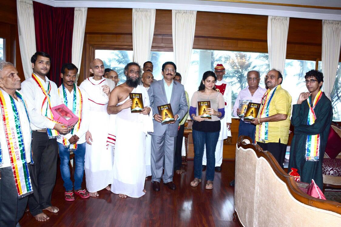 ShainaNC's tweet photo. Inaug of maharaj sahebs Granth on #Jainism teachings by hon governor @Vidyasagar rao at raj bhawan https://t.co/Rc5tes6wOh