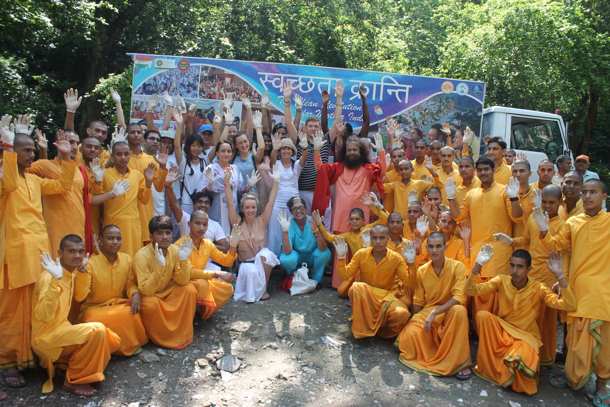 ParmarthNiketan's tweet photo. @PujyaSwamiji wishes everyone a #Clean, #Green #KrishnaJanmasthmi https://t.co/W2bF4N61wO #Janmashtmi #AnOpenMindCan https://t.co/R9OTE9xACW