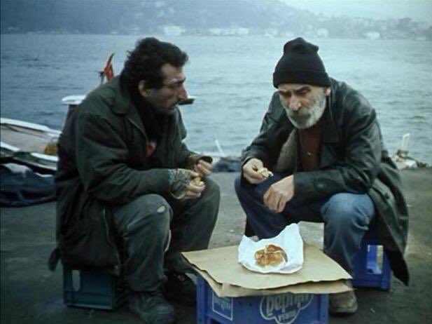 - Araba mı çaldın lan yine?
- Hı hı..
- İyi bok yedin.
- Soğuktu. 

Tabutta Rövaşata (1996) / Derviş Zaim