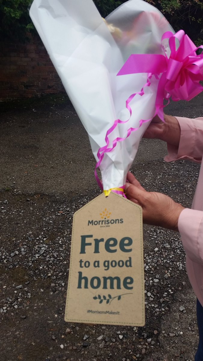 LickeyHillsGolf's tweet photo. #Morrisonsmakeit lovely gesture , bouquets scattered around lickeys , free to finder , lovely gesture @B31Voices https://t.co/AtIfj6YoUI