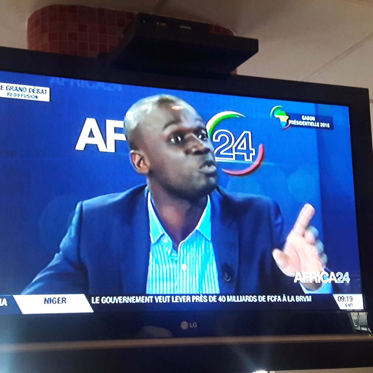 Smndong's tweet photo. Pas mal le jeune représentant de mon typo #Ali16 à ce débat en cours sur Africa24. #ÉgalitéDesChances #JeVoteAli https://t.co/AEXykInH5P