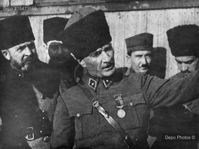 Ağustos 1922...Başkomutan Mustafa Kemal, 1. Ordu Komutanı Nurettin Paşa ile Büyük Taarruz öncesi Akşehir'de.