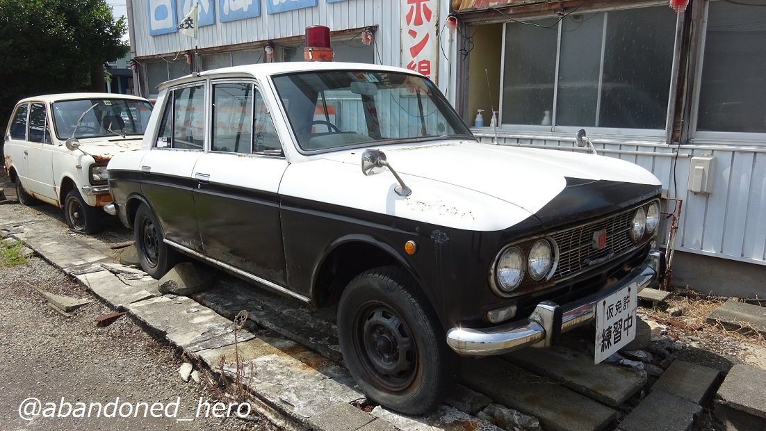 草ヒロ写真館byぱぁたん ダットサンブルーバード 場所 富山県 ミニカを停止させてるパトカーは410ブル お店の看板として目立たせるにあたり ルパン三世の銭形警部が乗るパトカーとしてお馴染みなので 旧車マニアたちの手でパトカー化されたとか 仮免許練習 草ヒロ写真館byぱぁたん ダットサンブルーバード 場所 富山県 ミニカを停止させてるパトカーは410ブル お店の看板として目立たせるにあたり ルパン三世の銭形警部が乗るパトカーとしてお馴染みなので 旧車マニアたちの手でパトカー化されたとか 仮免許練習