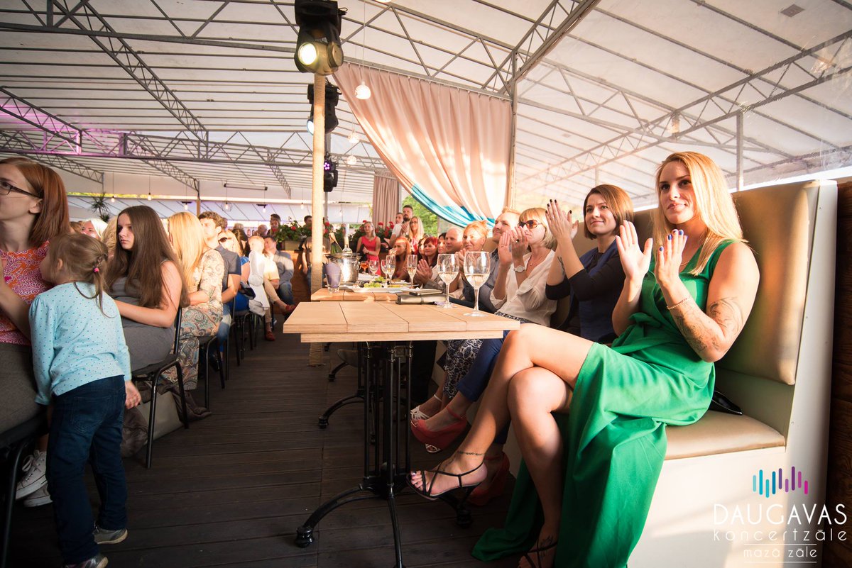 Īpašu vērību gribam vērst uz divvietīgajiem galdiņiem - tur bonusā vari pasūtīt uzkodas un vīna pudeli ;-)