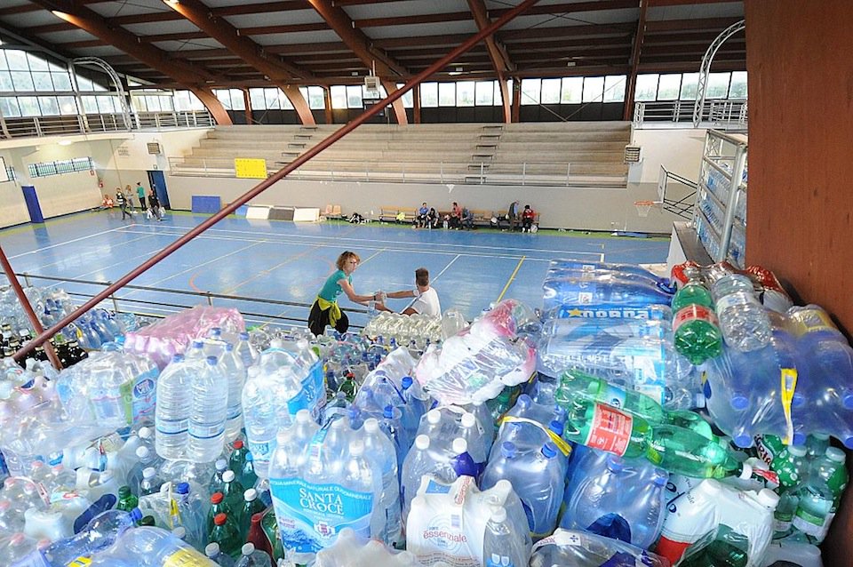 CNNEE's tweet photo. #TerremotoItalia: Más de 1.000 personas durmieron en refugios https://t.co/oUlVFERsty https://t.co/CNInF16FD5