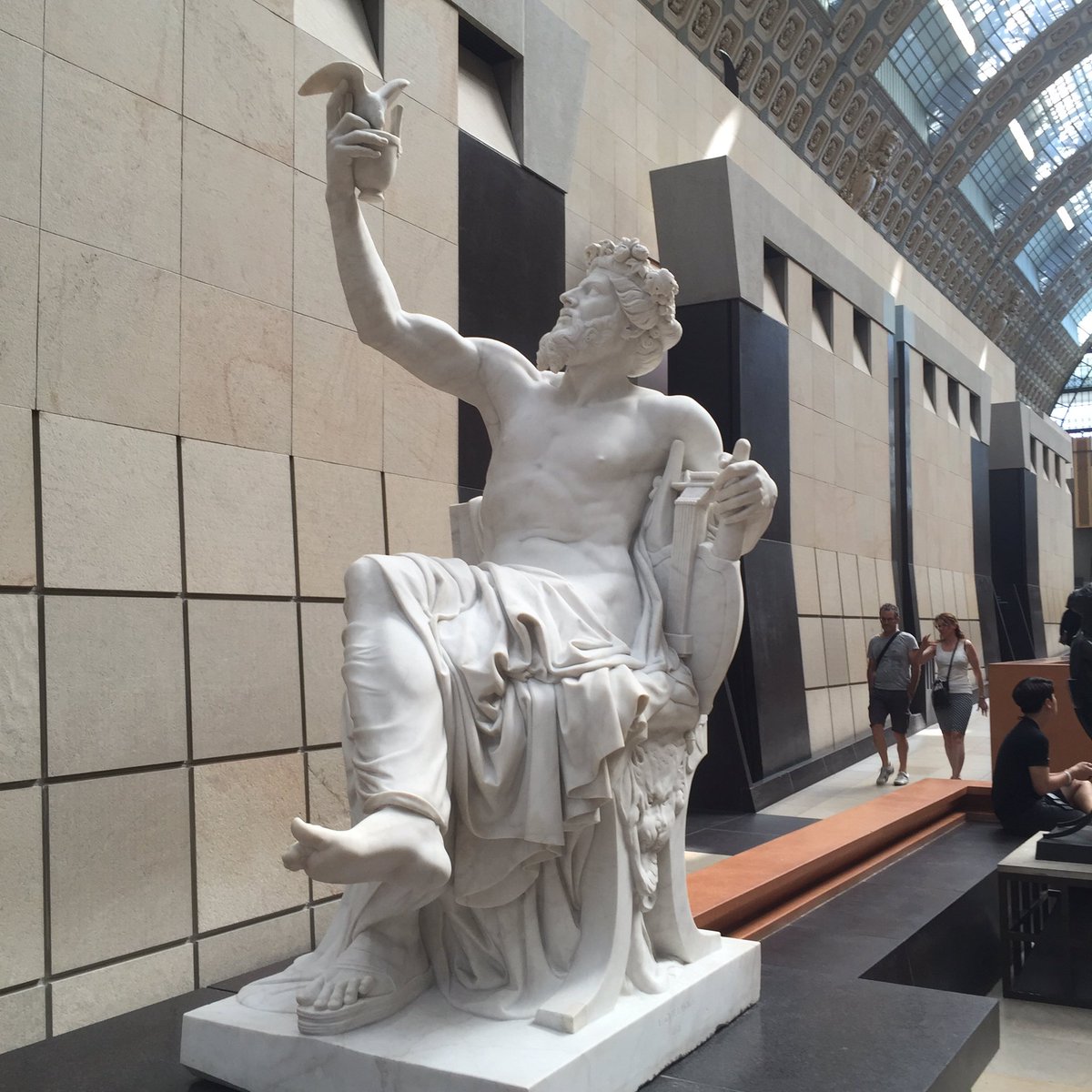 AntoineVitek's tweet photo. Quand tu t'apprêtes à boire un ice tea bien frais mais qu'un pigeon t'en empêche.
#canicule @MuseeOrsay https://t.co/ZzdeuHGUiL