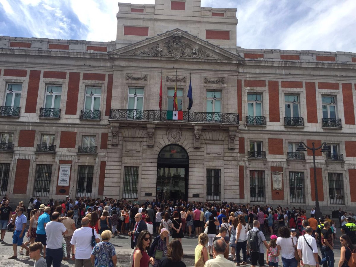 📸 Madrid rinde homenaje a las víctimas del terremoto y muestra su solidaridad con el pueblo de #Italia 🇮🇹🇪🇸