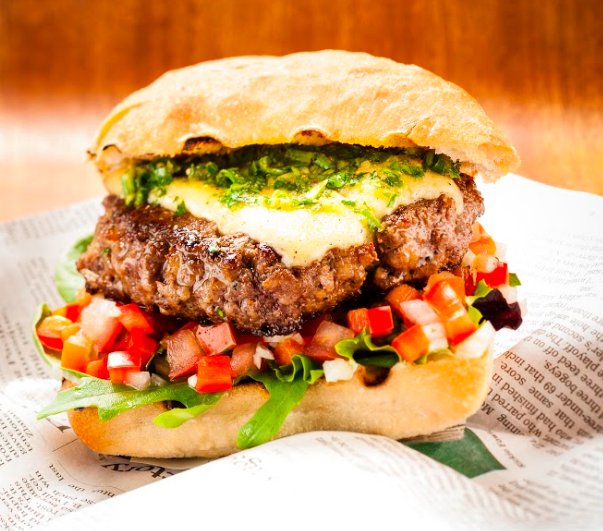 LeCamionQuiFume's tweet photo. Nouveau burger du moment: le chimichurri. 
Boeuf, fromage manchego, tomate, oignon, sauce chimichurri, mayonnaise. https://t.co/bcZYiCW0yp