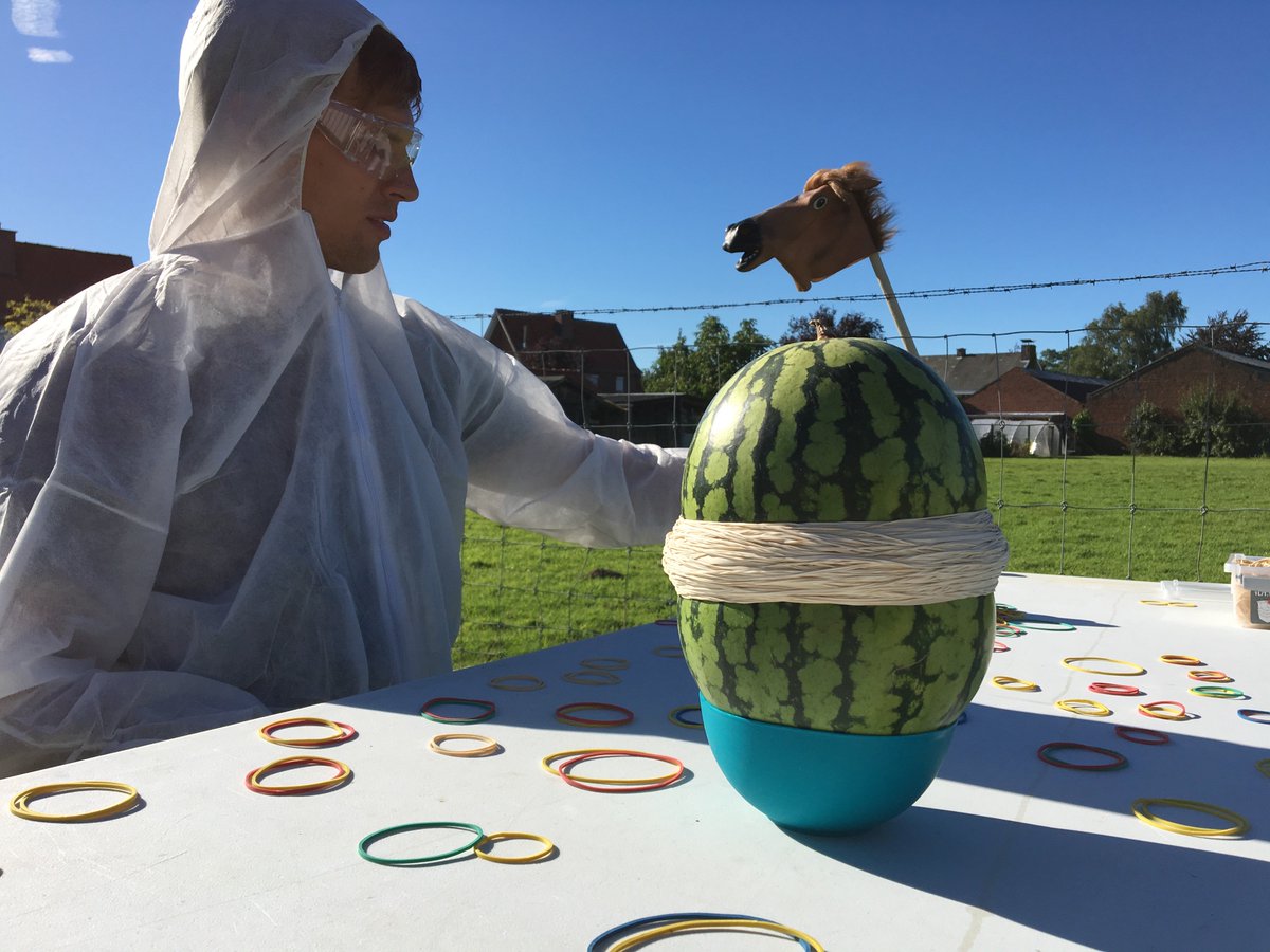 Watermelon explosion with rubber bands :-D youtube.com/watch?v=7h8XAb…