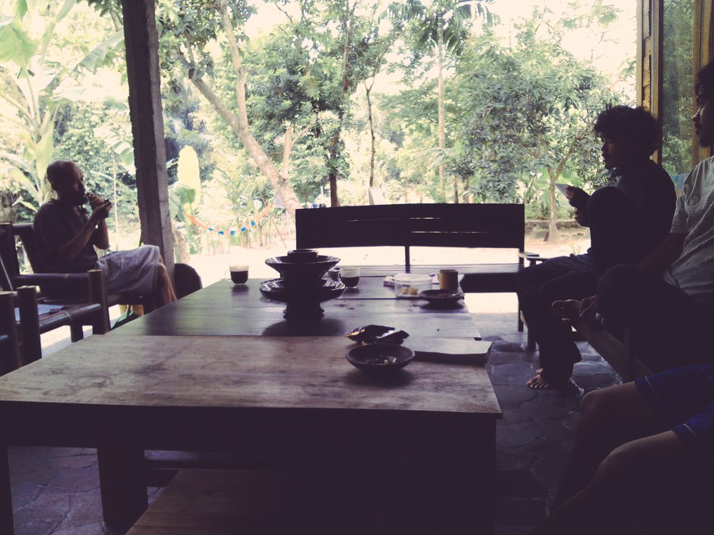 gadoell's tweet photo. Di rumah Abah Joni, di Gamping, Jogjakarta. Tentu bersama @Asas_UPI https://t.co/ePMCFmnELf